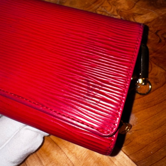 Louis Vuitton Porte Monnaie Billets Tresor Wallet
Epi Leather Red 2000 - Picture 7 of 17